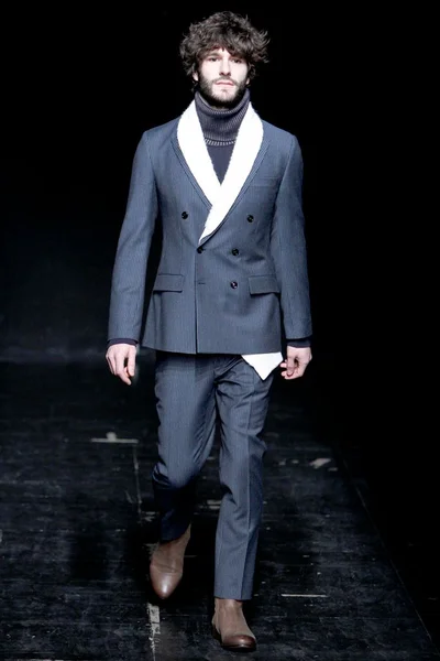 Look 19